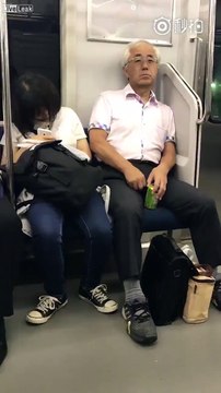Un Japonais surpris en train d'arracher ses poils pubiens et de les jeter sur la tête d'une femme dans le métro