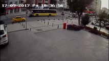 Kadıköy'de Otomobil ile İett Otobüsünün Çarpışma Anı Kamerada