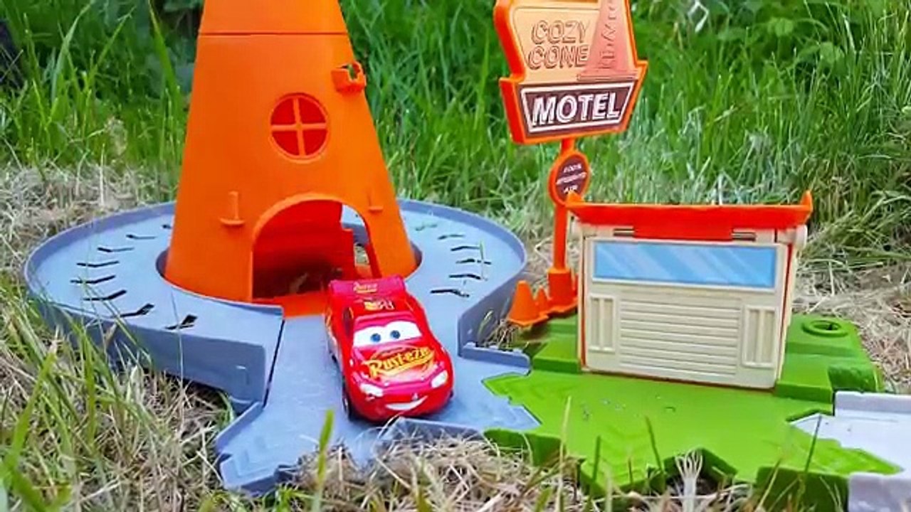 Disney Cars 3 Toys Lightning McQueen Dream Willys Butte Race Cruz Ramirez Jackson Storm