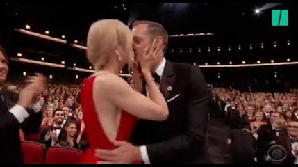 Emmy Awards 2017: Nicole Kidman embrasse son partenaire dans "Big Little Lies" en pleine cérémonie