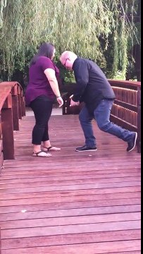 Quand Régis fait sa demande en mariage sur un pont