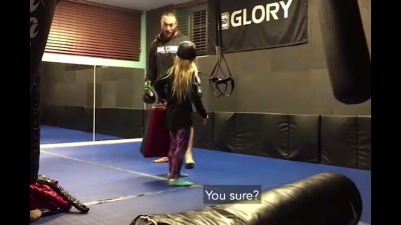 Une petite fille fluette demande à recevoir un vrai coup de pied pour voir ce que ça fait