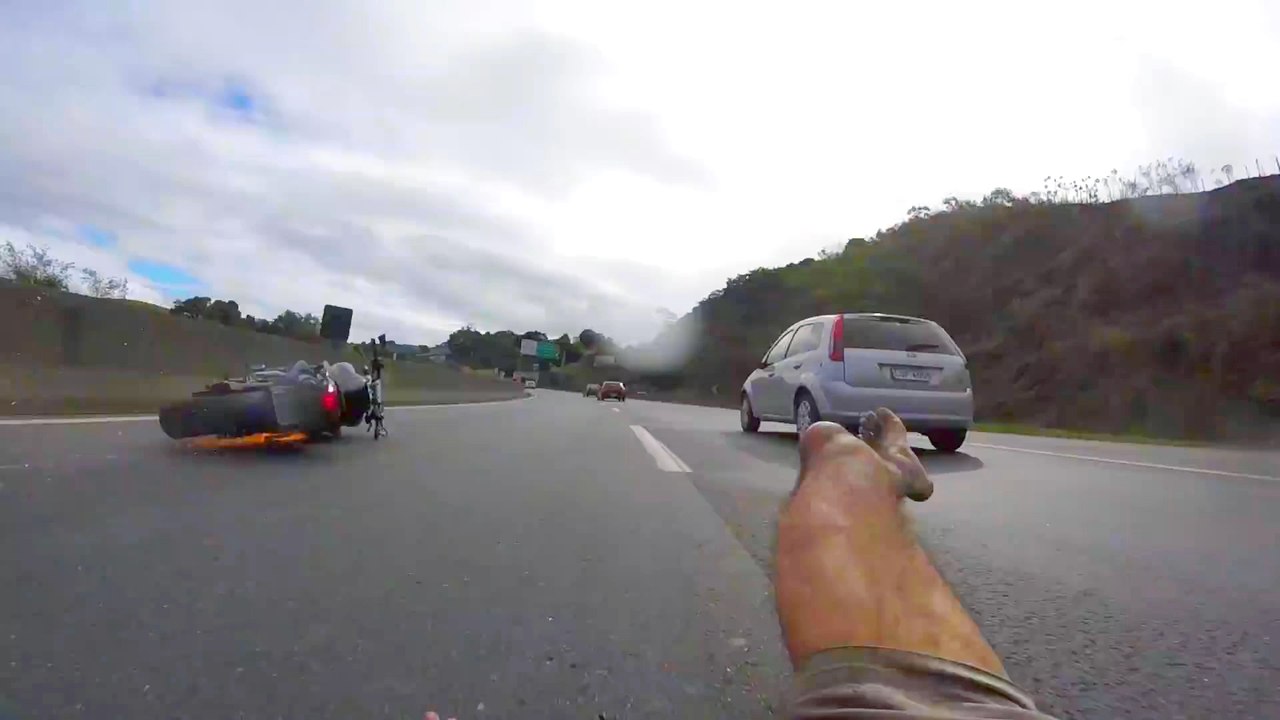 Un motard sans protection fait une chute