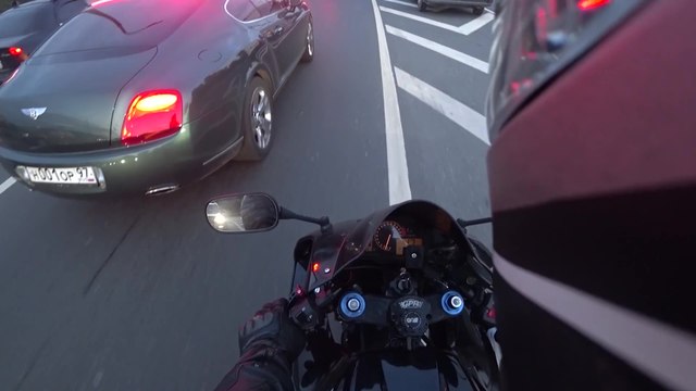 Un motard redonne des déchets abandonnés