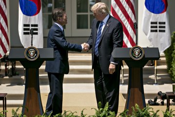 Video herunterladen: Trump, South Korea vow to work together amid North Korea threats