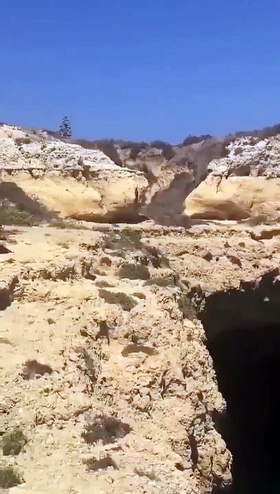 Portugal : Un homme saute d'une falaise mais il atterrit sur un bateau !