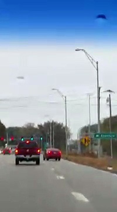 Un automobiliste obtient un instant karma quand il se moque d'un autre conducteur !