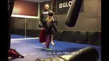Une fillette demande à un champion de kick boxing de lui mettre un gros coup de pied...