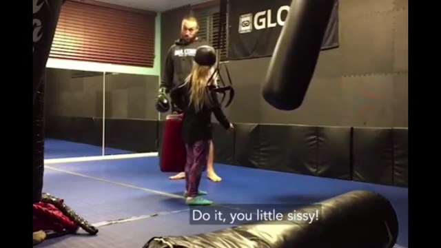 Une petite fille demande à un combattant MMA un véritable coup de pied !