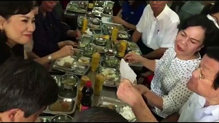 Vợ chồng nguyên Chủ tịch nước Trương Tấn Sang ăn cơm 2.000 đồng
