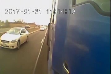 Video herunterladen: Un automobiliste se fait coincé entre deux camions !