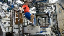 Já imaginou como é fazer exercícios físicos no espaço?