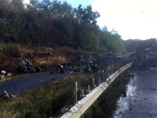 Intervention des pompiers sur la carcasse calcinée après l’impressionnante explosion