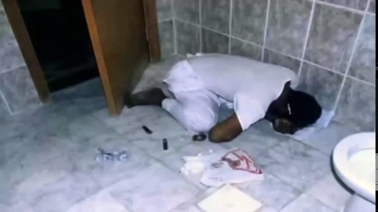 قصة غريبة لشاب مات ساجد في دورة مياه