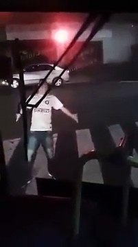 Un brésilien donne des coups de tête dans un bus, sans raison