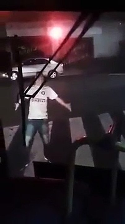 Un brésilien donne des coups de tête dans un bus, sans raison