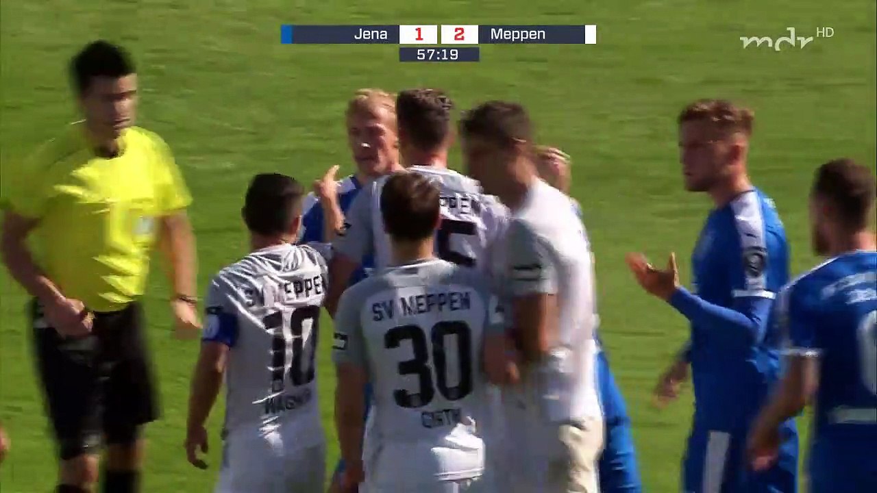 Fair play : un joueur de foot profite d'un arrêt de jeu pour marquer un but