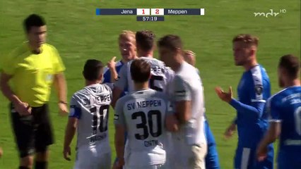Fair play : un joueur de foot profite d'un arrêt de jeu pour marquer un but