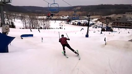 Un skieur fait un High Five avec une personne sur un télésiège