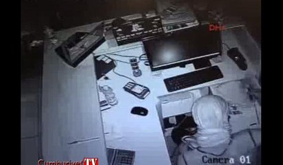 Polisleri karşısında görünce "patron" numarası yaptı