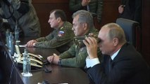 Vladimir Putin supervisiona exercícios militares