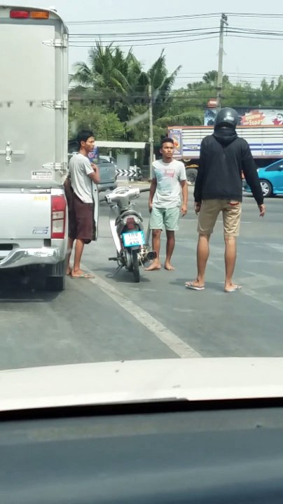 Enorme Road rage à coup de tuyau! Chauds les gars...
