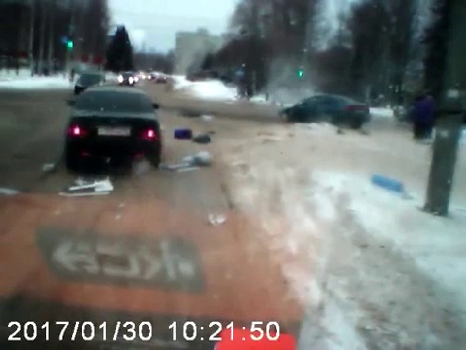 Une ambulance grille un feu en pleine intervention se fait percuter au carrefour. Dramatique