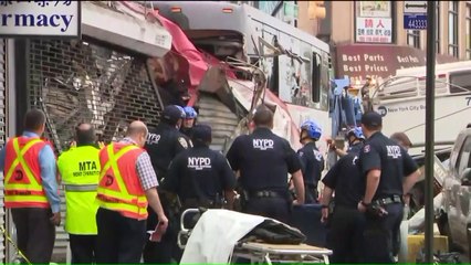 Télécharger la video: Three Killed, More Than a Dozen Injured When Speeding Bus Crashed Into Another Bus