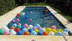 Niños jugando con Globos En La Piscina - Children playing with balloons in swimming pool
