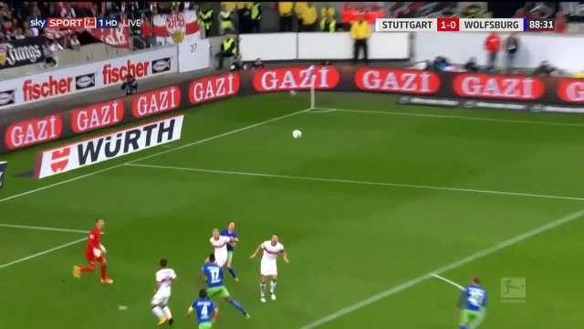 Sao Bundesliga suýt tử nạn trên sân sau cú vào bóng trên không của thủ môn đối phương