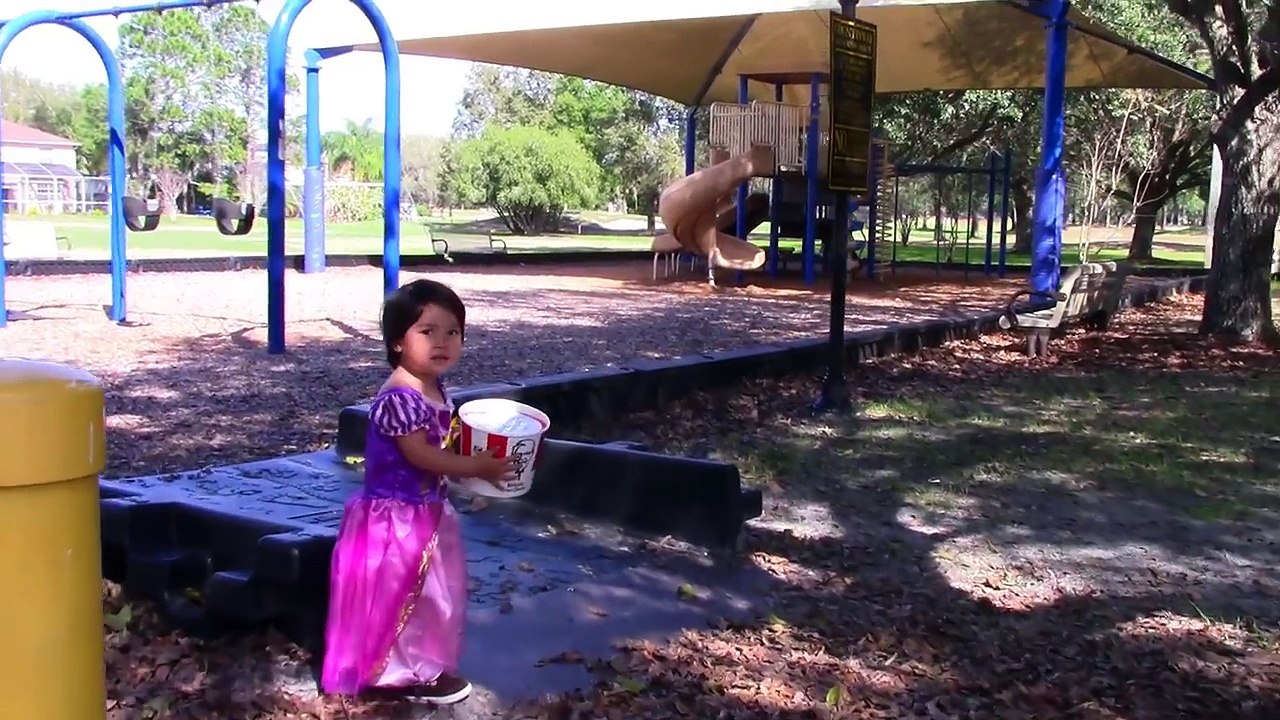 Snow White & Baby Take Coca Cola Coke Bath? w/ Frozen Elsa, Rapunzel Baby, KFC