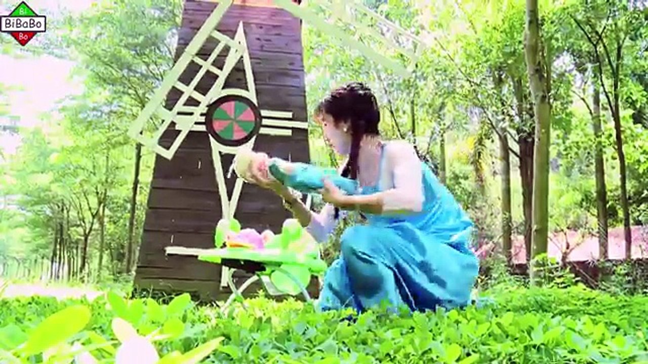 Gelé et homme araignée contre homme chauve-souris la famille super-héros jouer Football super-héros pour enfants