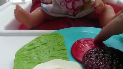 La Bebé Nenuco Luna se hace caca o popó después de comer mucho | Vídeos de Nenuco en español