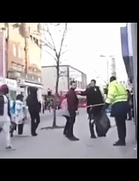 Prozivao cistaca i bacao smece