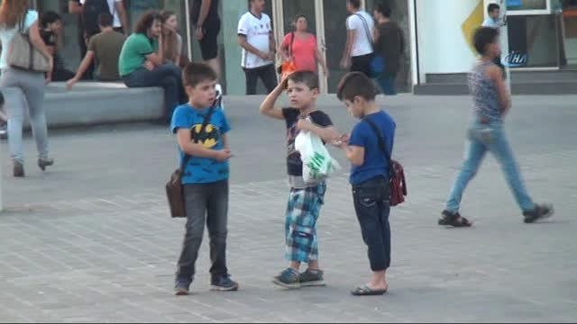 Suriyeli Çocuklar Yürek Burktu... Yaşıtları Okula Giderken Onlar Mendil Satıyor