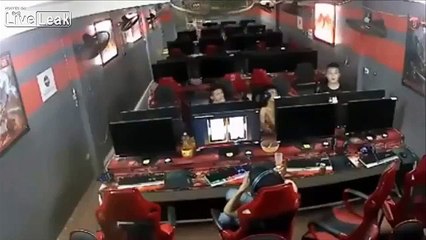 Des mafieux s'en prennent à un homme qui leur doit de l'argent à coup de lances