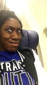 Quand tu découvres les pieds de ton voisin sur ton accoudoir en avion... Hilarant