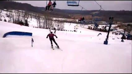 Ce skieur tape dans la main de son pote sur un télésiège
