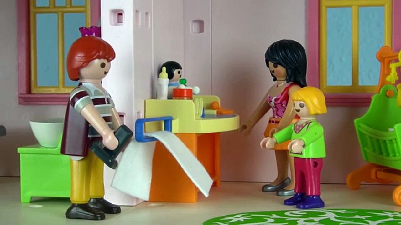 FAMILIE Bergmann #4 - EMMA ist KRANK Notarzt kommt - Playmobil Film Geschichte deutsch