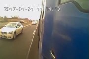 Une voiture se fait prendre en sandwich par 2 camions sur l’autoroute