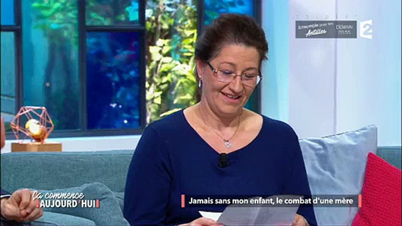 Une mère bouleverse les téléspectateurs en lisant une lettre pour son fils disparu - Regardez