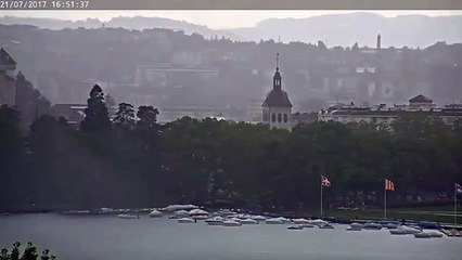 La foudre tombe sur un arbre à Annecy