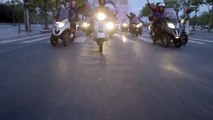 Un fan du PSG roule nu en scooter sur les Champs-Elysées après un pari