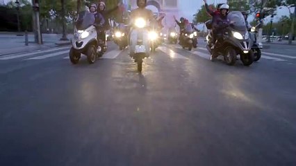 Descargar video: Un fan du PSG roule nu en scooter sur les Champs-Elysées après un pari