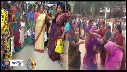 குடுமிபுடி சண்டை போட்ட பெண்கள்! எதுக்கு தெரியுமா?-வீடியோ