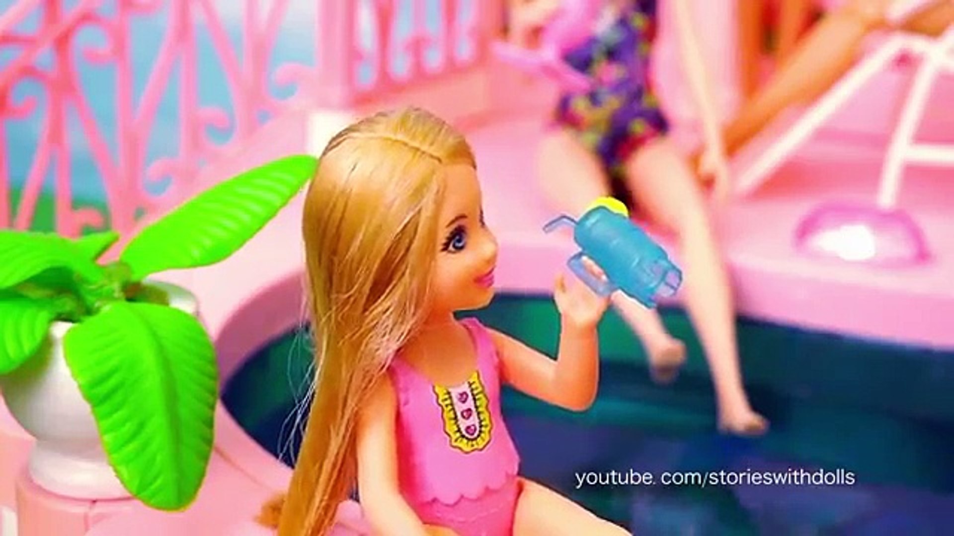 Barbie Toys Fountain Swimming Pool - Chelsea Feels Bad She Doesnt Know How  to Swim & Her Friends Do - Dailymotion Video