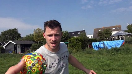 PUNAISE TENNISBAL OP BLOTE RUG SLAAN