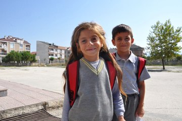 Okula Başlayan Baran İsimli Erkek Çocuğunun Uzun Saçları Dikkat Çekiyor