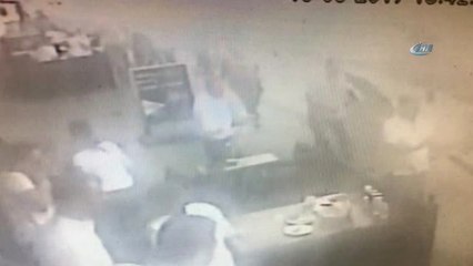 Fatih'te Otomobilin Çarptığı Direk Kadının Üzerine Böyle Devrildi