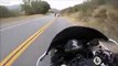 Ce biker en Harley-Davidson prend tout les risques pour distancer un autre motard...